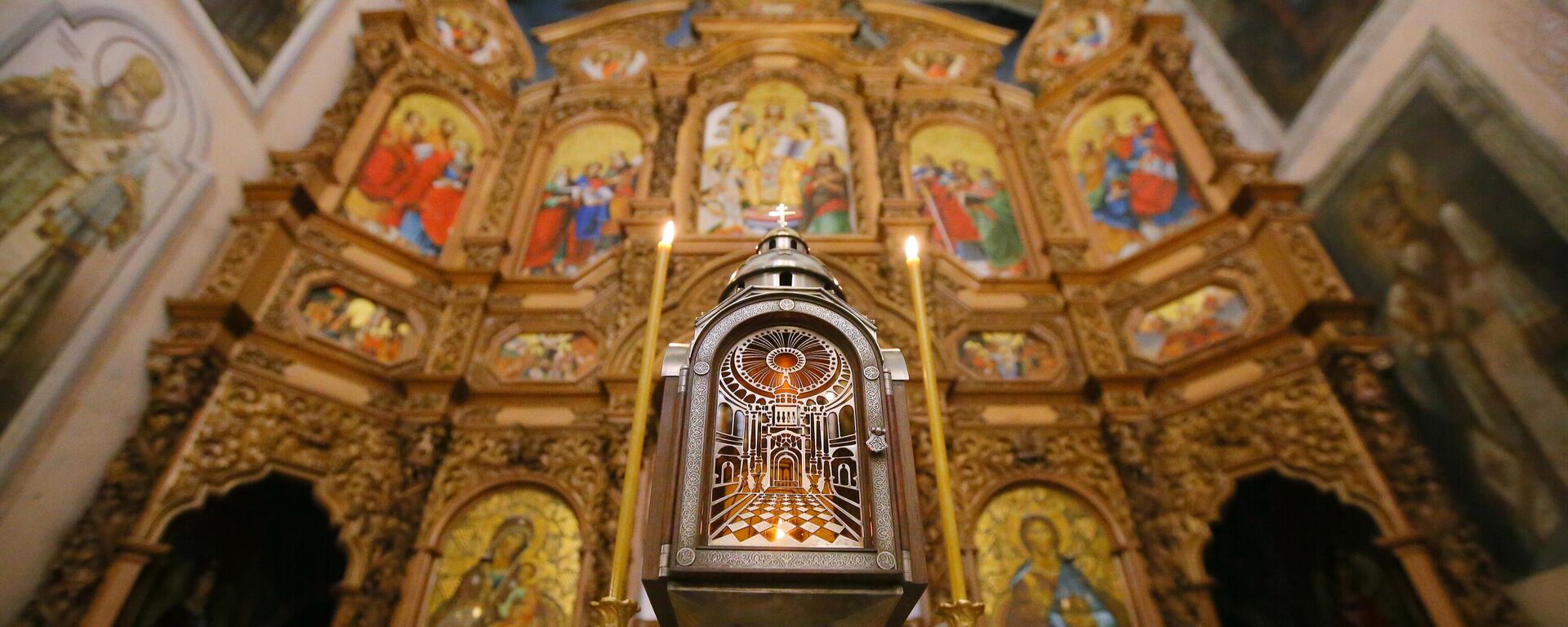 Lamp containing Holy Fire at a cathedral near Kiev-Pechersk Lavra. - Sputnik International, 1920, 28.06.2023