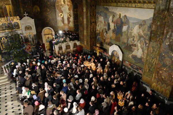 Earlier this year, the Ukrainian Orthodox Church was effectively deprived of its ability to use the Kiev-Pechersk Lavra complex for church services.Above: Faithful attent Christmas service at Kiev-Pechersk Lavra. - Sputnik International