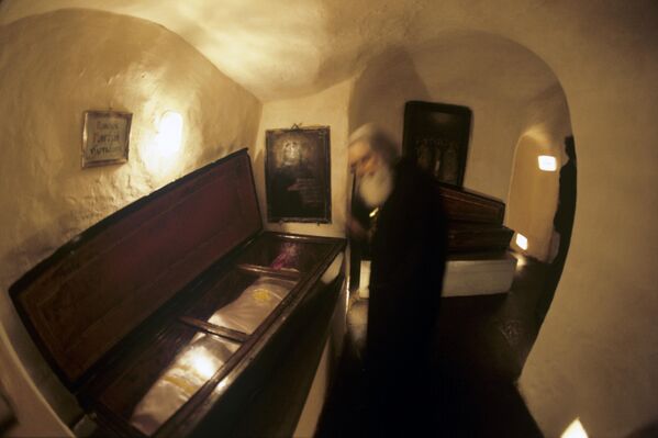 Veneration of the relics of saints at the caverns of Kiev-Pechersk Lavra. - Sputnik International