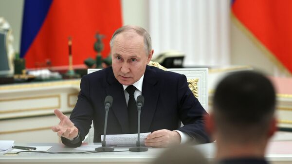 Russian President Vladimir Putin meets military personnel - Sputnik International