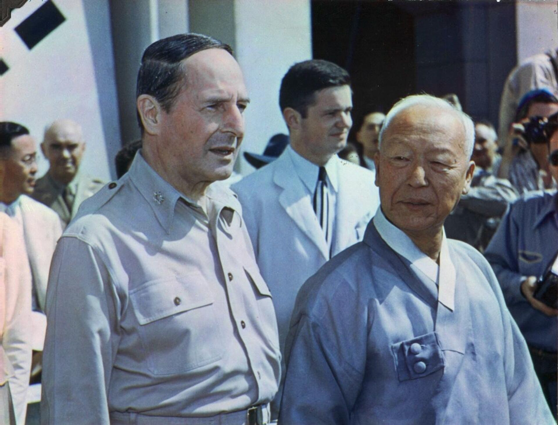 Syngman Rhee and US general Douglas MacArthur at the ceremony inaugurating the government of the Republic of Korea, August 15, 1948 - Sputnik International, 1920, 27.06.2023