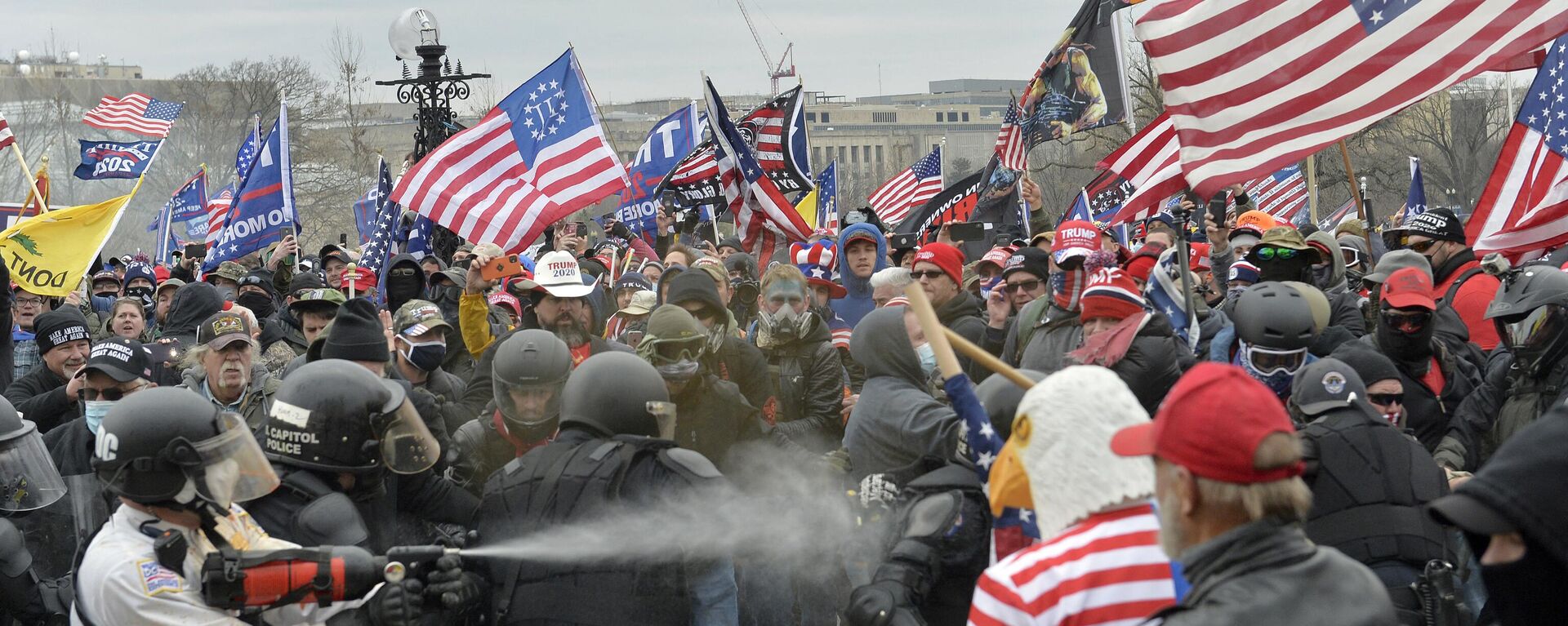 Trump supporters clash with police and security forces as people try to storm the US Capitol Building in Washington, DC, on January 6, 2021 - Sputnik International, 1920, 09.07.2023