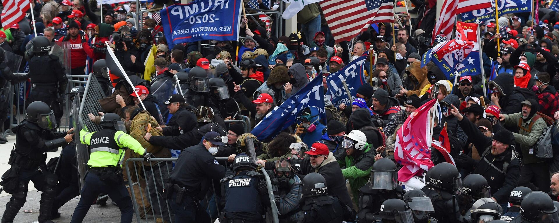 Trump supporters clash with police and security forces as they push barricades to storm the US Capitol in Washington D.C on January 6, 2021 - Sputnik International, 1920, 13.07.2023