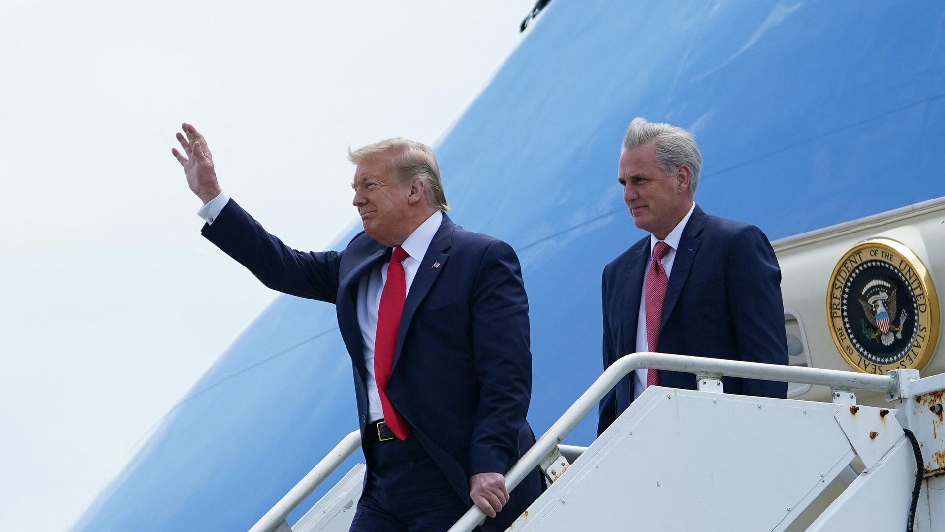 US President Donald Trump waves as he arrives as US Representative Kevin McCarthy(R-CA) looks on at Cape Canaveral, Florida on May 30, 2020. Trump travelled  to the Kennedy Space Center in Florida to watch the launch of the manned SpaceX Demo-2 mission to the International Space Station. - Sputnik International, 1920, 28.06.2023