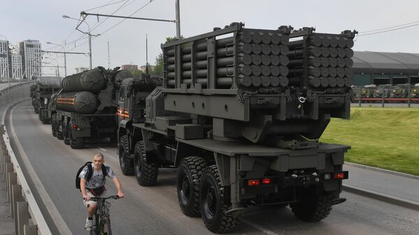 Military equipment is heading to the center of Moscow for a night rehearsal of the parade in honor of the 75th anniversary of Victory in the Great Patriotic War. On the right: SDM remote mining engineering system. - Sputnik International