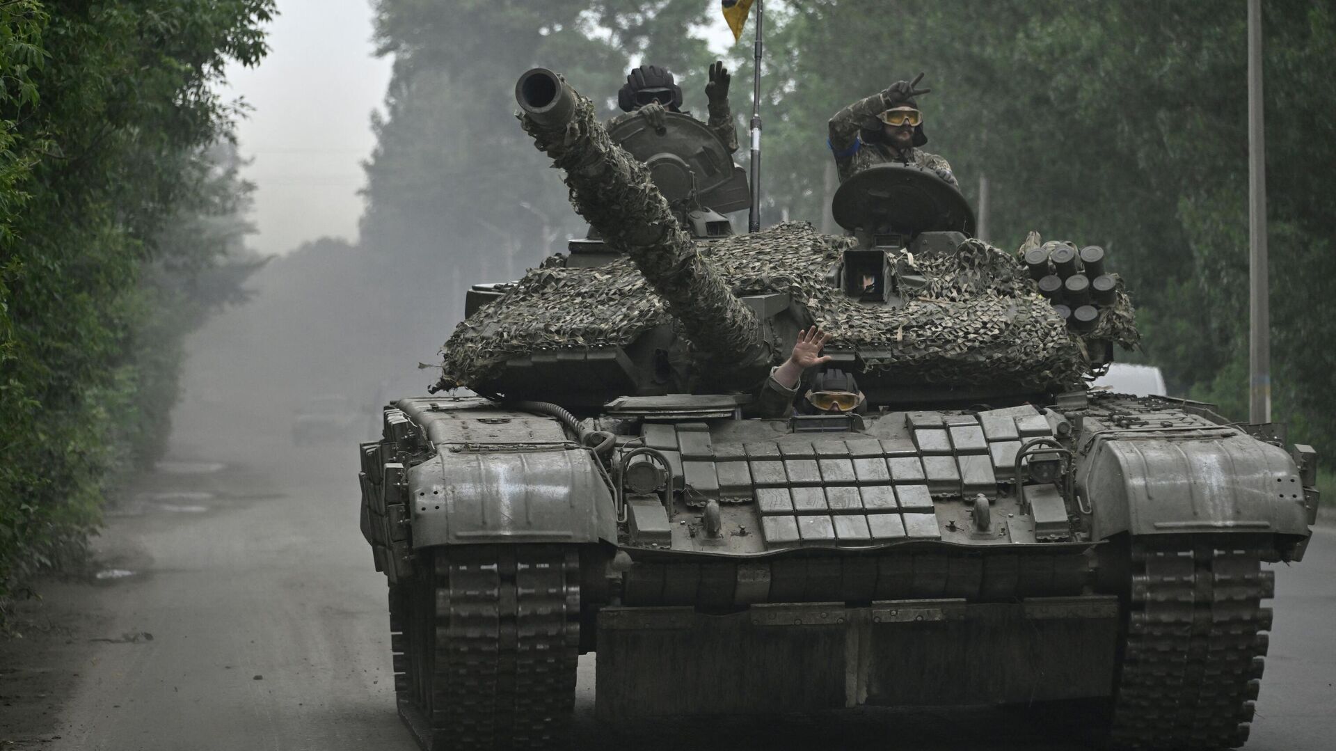 Ukrainian servicemen ride on a tank in Donetsk region on June 28, 2023. - Sputnik International, 1920, 01.07.2023