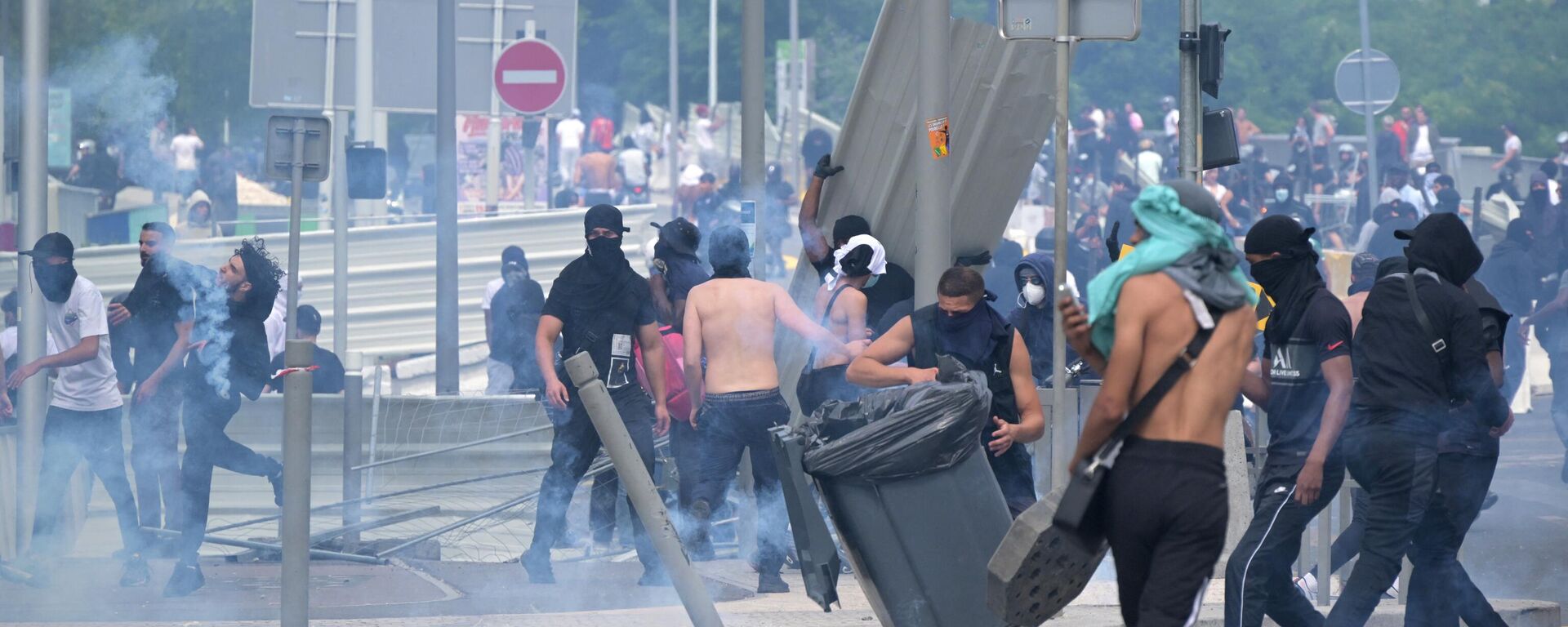 Protesters clash with police during a commemoration march for a teenage driver shot dead by a policeman, in the Parisian suburb of Nanterre, on June 29, 2023.  - Sputnik International, 1920, 30.06.2023