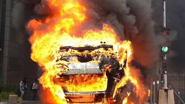 Горящий автомобиль во время столкновений, вспыхнувших в конце марша памяти водителя-подростка, застреленного полицейским, в парижском пригороде Нантер - Sputnik International