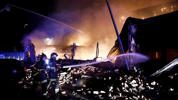 Пожарные тушат пламя в здании, подожженном во время протестов в Рубе на севере Франции - Sputnik International