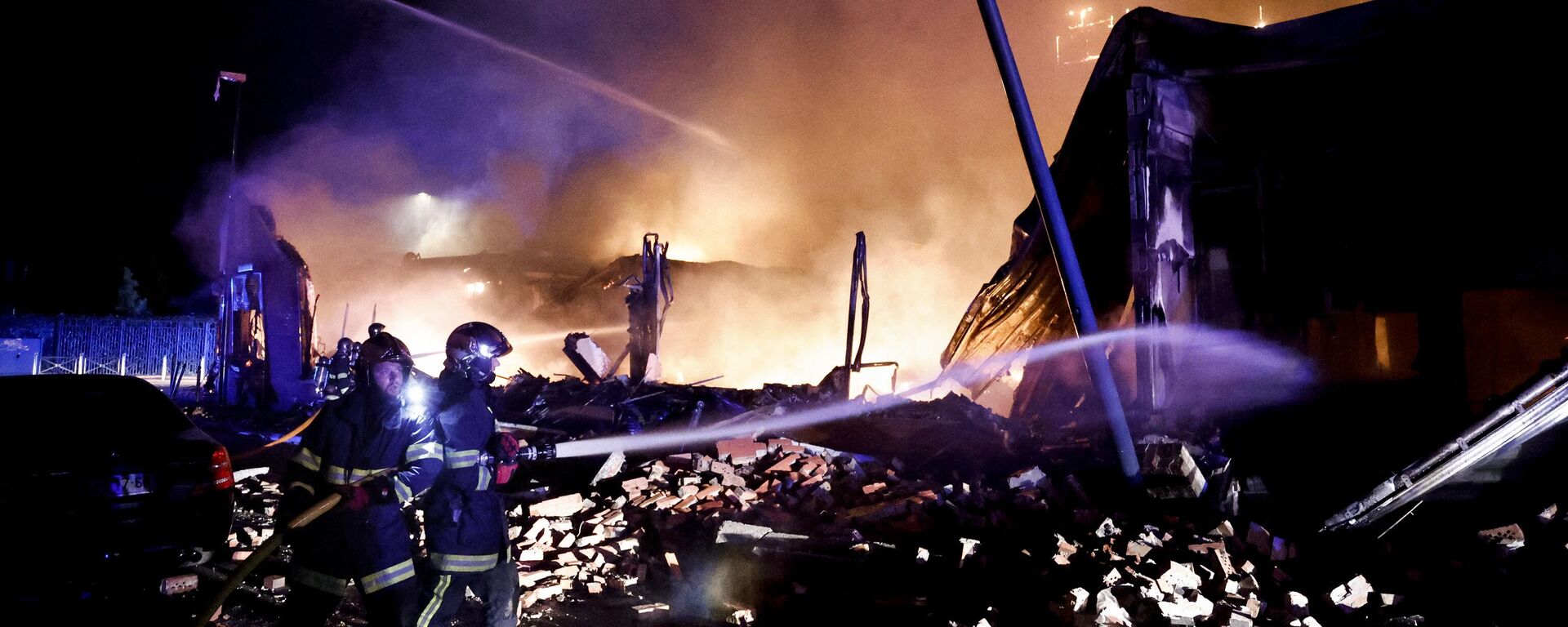Пожарные тушат пламя в здании, подожженном во время протестов в Рубе на севере Франции - Sputnik International, 1920, 02.07.2023