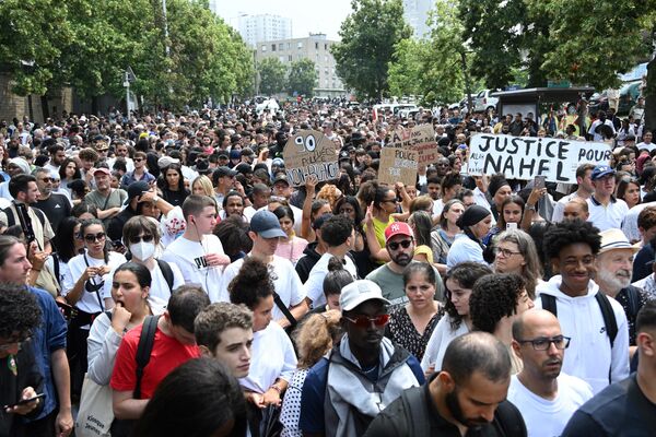 Attendees take part in a commemoration march for a teenage driver shot dead by a policeman, in the Pablo Picasso area of the Parisian suburb of Nanterre. - Sputnik International
