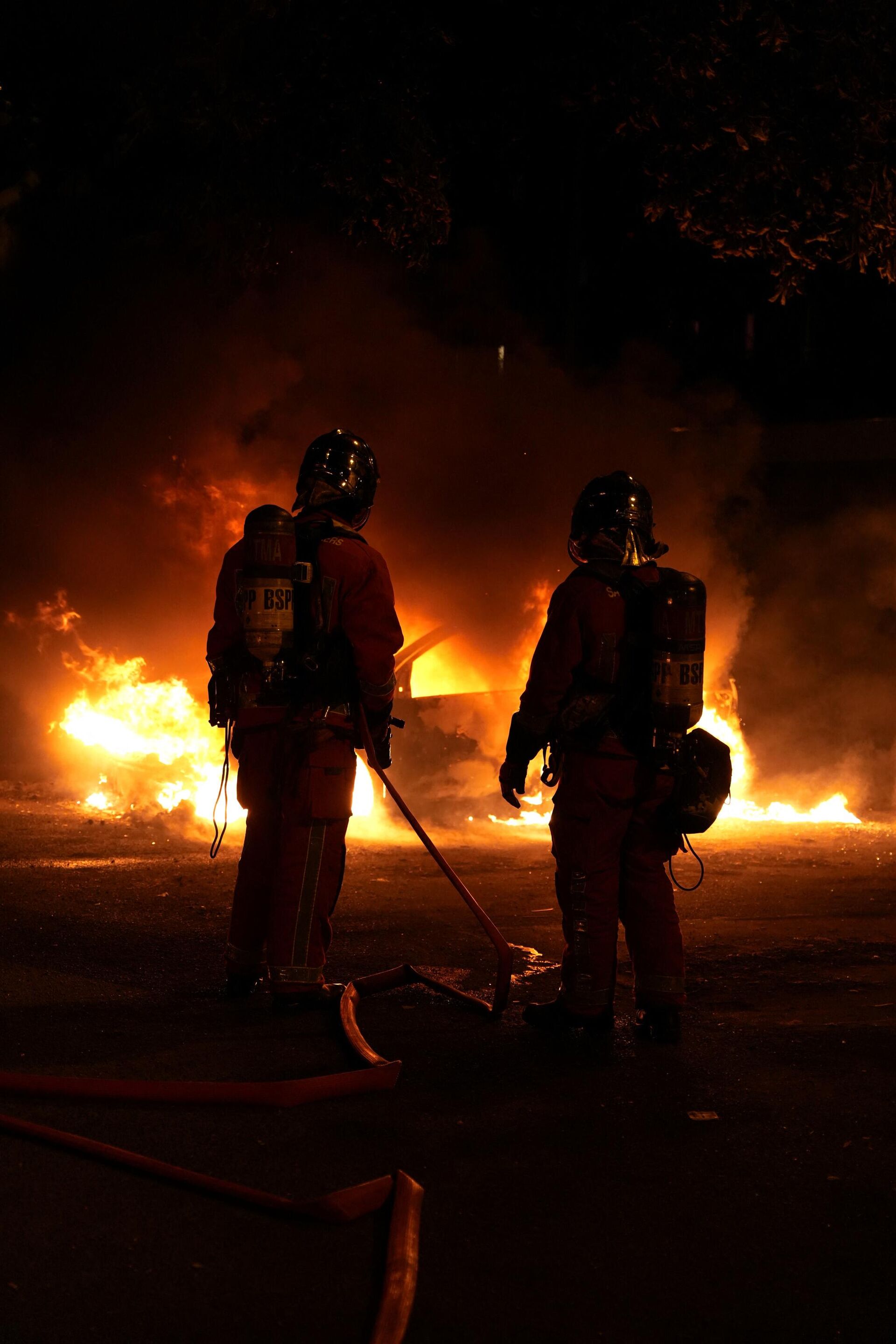 French firefighters extinguish burning vehicles following protests in Nanterre, west of Paris, on June 28, 2023. - Sputnik International, 1920, 02.07.2023