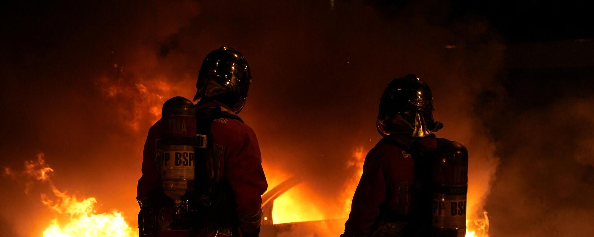 French firefighters extinguish burning vehicles following protests in Nanterre, west of Paris, on June 28, 2023. - Sputnik International, 1920, 01.07.2023