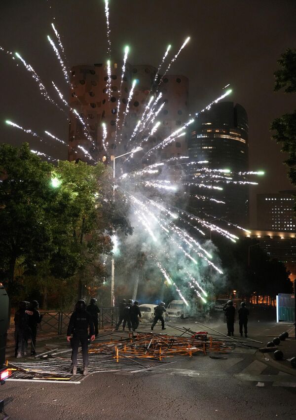Police stand by as fireworks explode in the Cite Pablo Picasso area of Nanterre, north-west of Paris. - Sputnik International