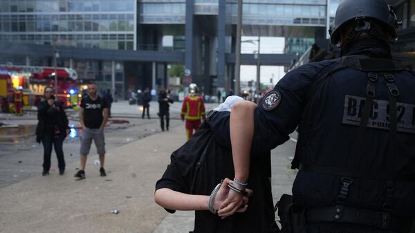 Полицейский арестовывает протестующего во время демонстрации в Нантере, Франция - Sputnik International