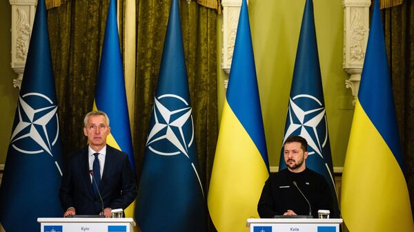 NATO head Jens Stoltenberg (L) and Ukrainian President Volodymyr Zelensky give a joint press conference in Kyiv, on April 20, 2023. - Sputnik International