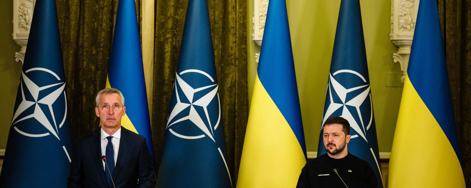 NATO head Jens Stoltenberg (L) and Ukrainian President Volodymyr Zelensky give a joint press conference in Kyiv, on April 20, 2023. - Sputnik International, 1920, 14.07.2023