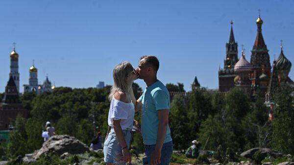 A couple kisses in the Zaryadye park on a hot summer day in downtown Moscow, Russia. - Sputnik International