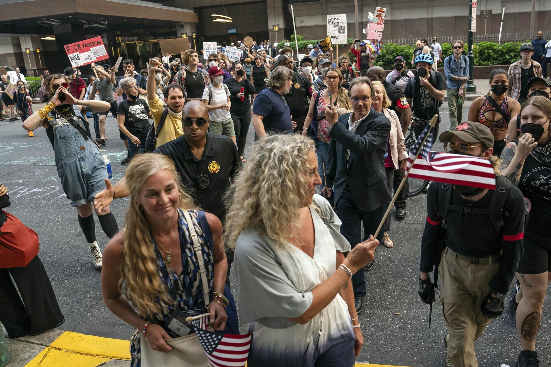 People leaving the venue that hosted the Moms for Liberty meeting argue with demonstrators in Philadelphia, Friday, June 30, 2023.  - Sputnik International, 1920, 01.07.2023