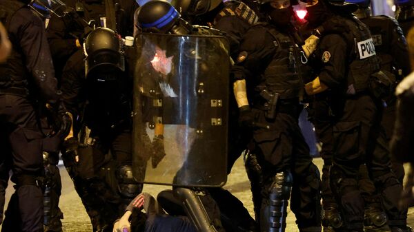 French police officers detain a demonstrator in Paris on July 2, 2023. - Sputnik International