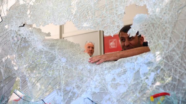 Разбитое окно банка после протестов во французском городе Марсель - Sputnik International