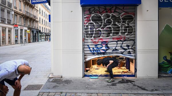 Разбитые витрины магазина после протестов во французском городе Лион - Sputnik International