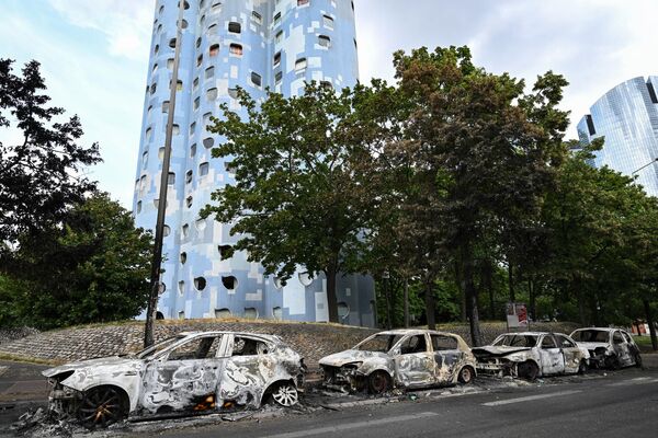 Burnt cars line the street at the foot of the Pablo Picasso estate in Nanterre, west of Paris.  - Sputnik International