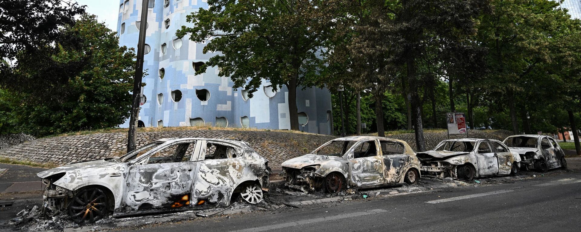 Сгоревшие автомобили после протестов во французском городе Нантер - Sputnik International, 1920, 11.07.2023