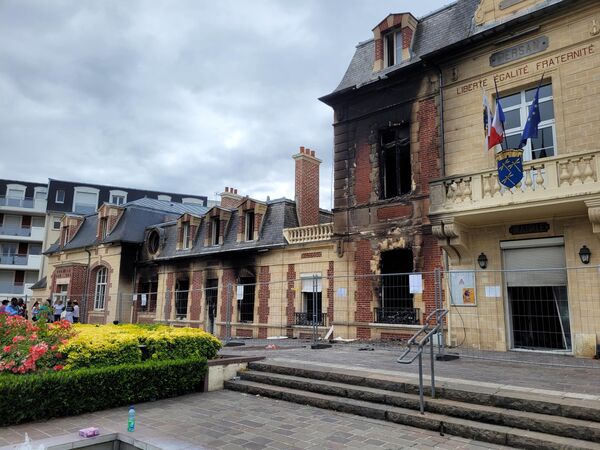 The partially damaged Town Hall of Persan, some 40kms north of Paris.  - Sputnik International