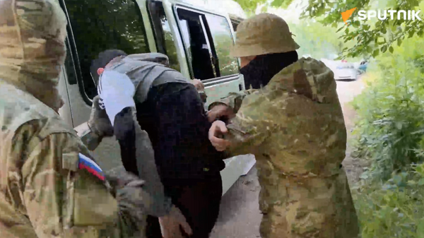 The FSB published footage showing the detention of a Russian citizen who planned to assassinate Crimean head Sergey Aksyonov - Sputnik International