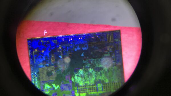 FILE - A Chinese microchip is seen through a microscope set up at the booth for the state-controlled Tsinghua Unigroup project which is aimed at driving China's semiconductor ambitions during the 21st China Beijing International High-tech Expo in Beijing, China, on May 17, 2018. China has imposed export curbs on two metals used in computer chips and solar cells, expanding a squabble with Washington over high-tech trade ahead of Treasury Secretary Janet Yellen's visit to Beijing this week. - Sputnik International