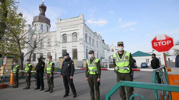 National Guard soldiers and police officers blocked the entrance to the Kiev Pechersk Lavra amid the coronavirus disease outbreak, in Kiev, Ukraine. - Sputnik International
