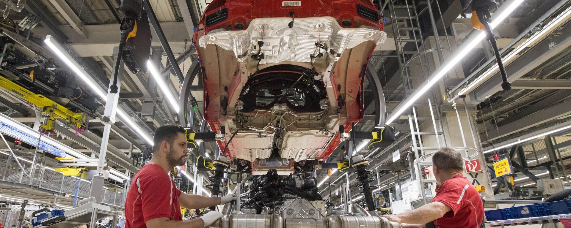 Employees work on a Porsche sportscar on the assembly line in the factory of German luxury car producer Porsche in Stuttgart, Germany. - Sputnik International, 1920, 07.07.2023