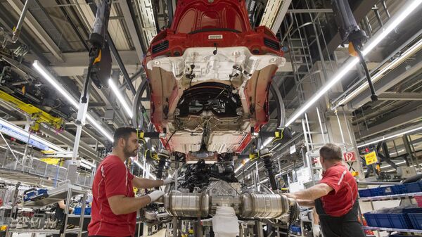 Employees work on a Porsche sportscar on the assembly line in the factory of German luxury car producer Porsche in Stuttgart, Germany. - Sputnik International