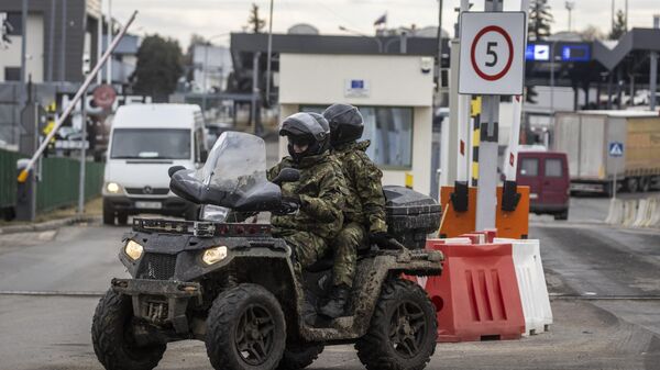 Polish Border guard officers are seen riding a quad on border cross in Medyka, south east Poland, file photo. - Sputnik International