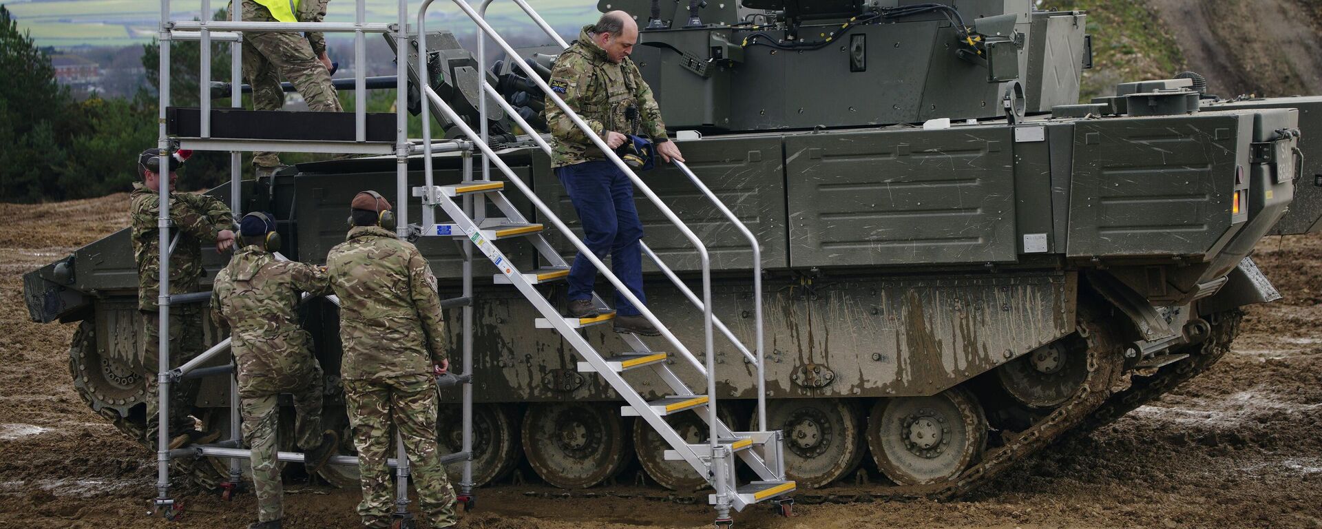 Britain's Defence Secretary Ben Wallace uses steps to climb down from a tank during a visit the Bovington Camp, a British Army military base where Ukrainian soldiers are training on Challenger 2 tanks, in Dorset, England - Sputnik International, 1920, 18.07.2023