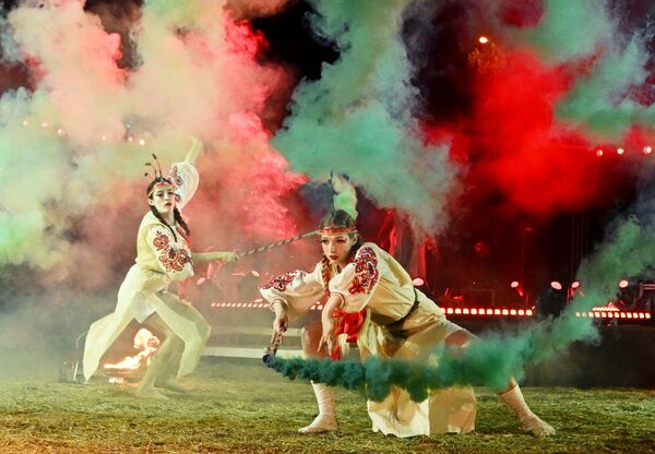 Participants of the show perform as part of the Kupala Night holiday in a park in Zelenodolsk. - Sputnik International