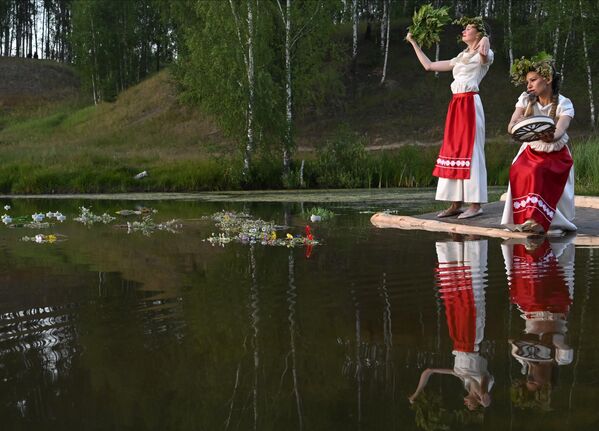 Many people wear traditional clothing and participate in dance and music performances.Above: Participants of the celebration of Kupala Night in the park in Zelenodolsk. - Sputnik International