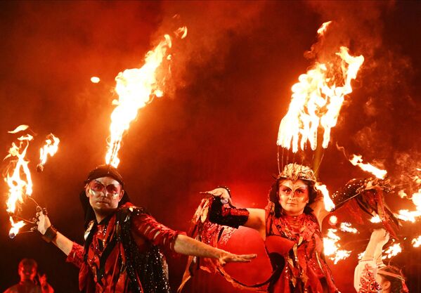 Participants of the show perform as part of the Kupala Night holiday in the park in Zelenodolsk. - Sputnik International