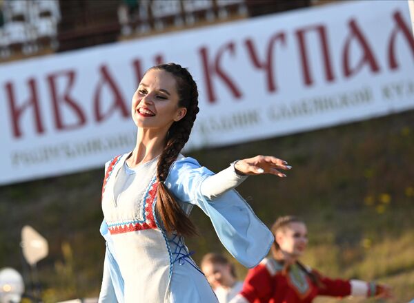 A participant in the Kupala Night celebration lets her hair down in the park in Zelenodolsk. - Sputnik International