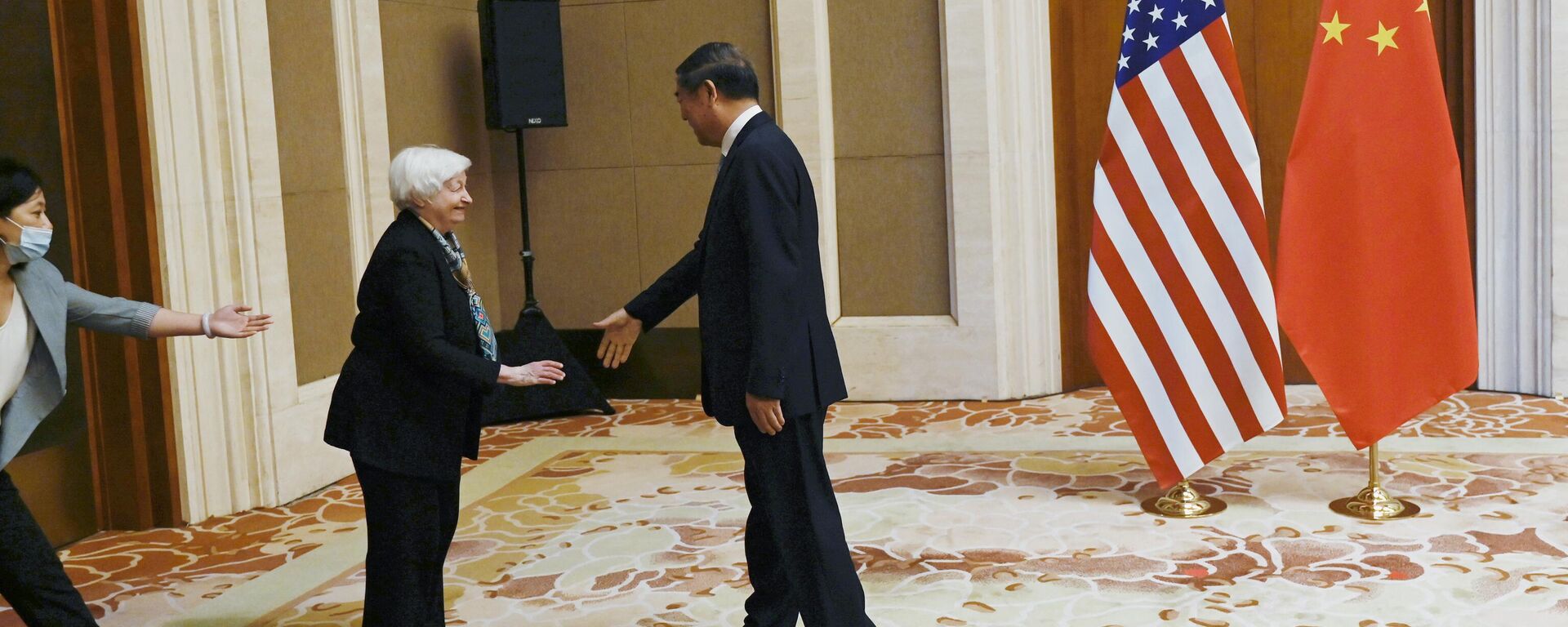 U.S. Treasury Secretary Janet Yellen, left, shakes hands with China's Vice Premier He Lifeng during their meeting at the Diaoyutai State Guesthouse in Beijing - Sputnik International, 1920, 09.07.2023