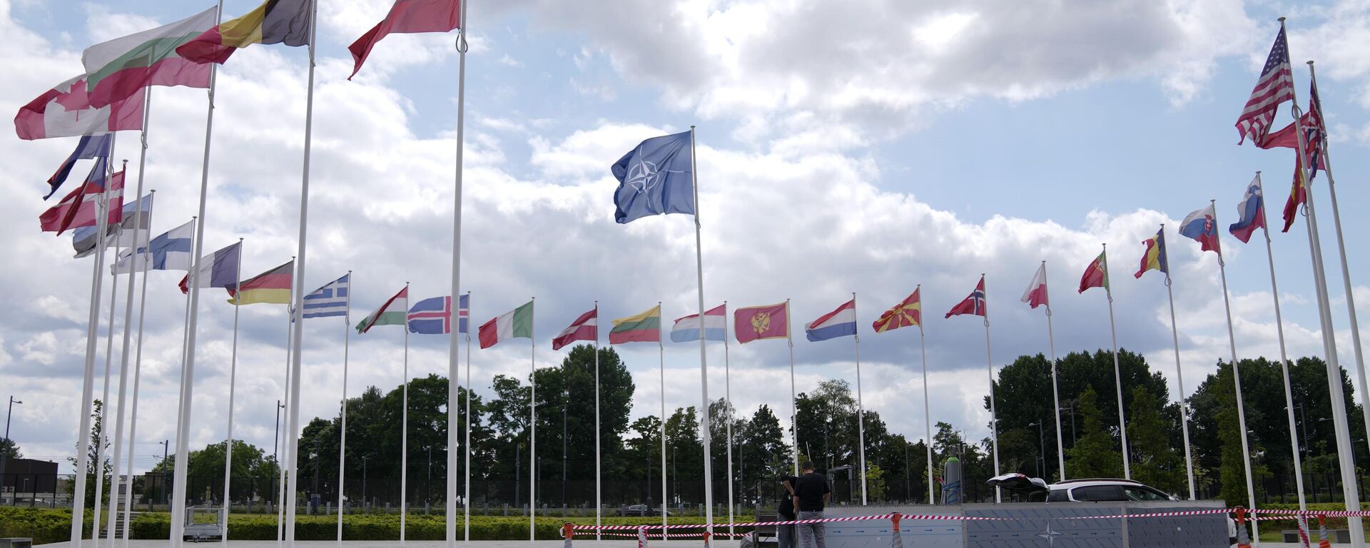 Two men do construction work around the flags at NATO headquarters in Brussels, Thursday, July 6, 2023.  - Sputnik International, 1920, 11.07.2023