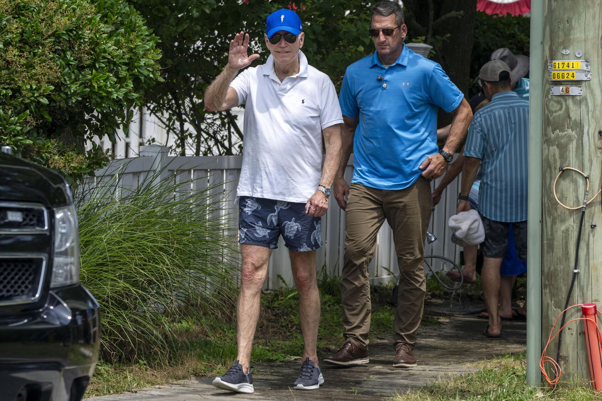 President Joe Biden waves to members of the media as he walks back to his motorcade after visiting the beach, Saturday July 8, 2023.  - Sputnik International, 1920, 09.07.2023