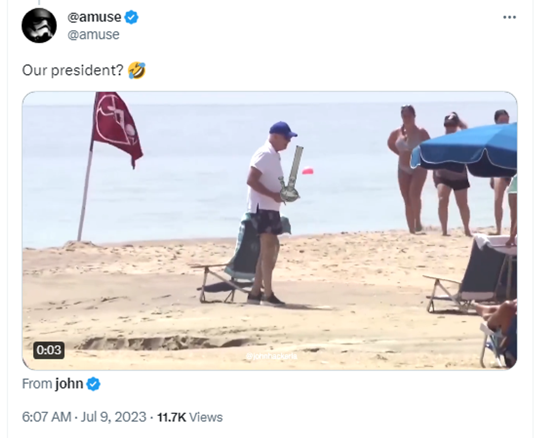 Twitter screenshot featuring photoshopped image of US President Joe Biden on the beach with a bong in his hands. - Sputnik International, 1920, 09.07.2023