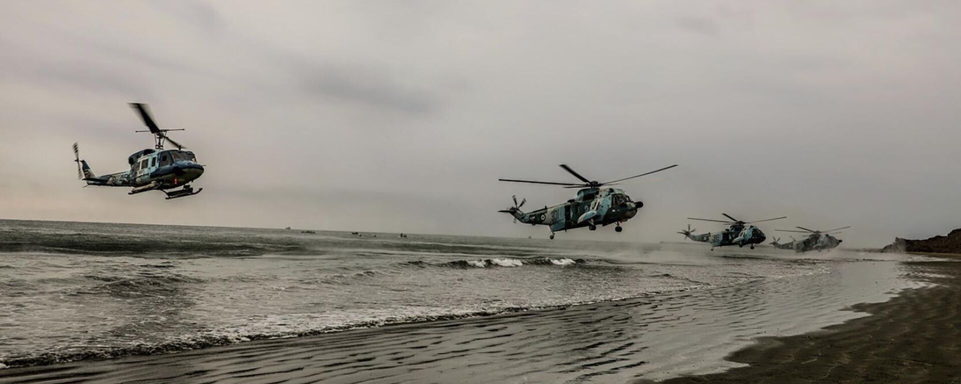 In this picture released by the official website of the Iranian Army on Friday, Dec. 30, 2022, helicopters arrive at coast in an annual drill in the coastal area of the Gulf of Oman and near the strategic Strait of Hormuz.  - Sputnik International, 1920, 09.07.2023