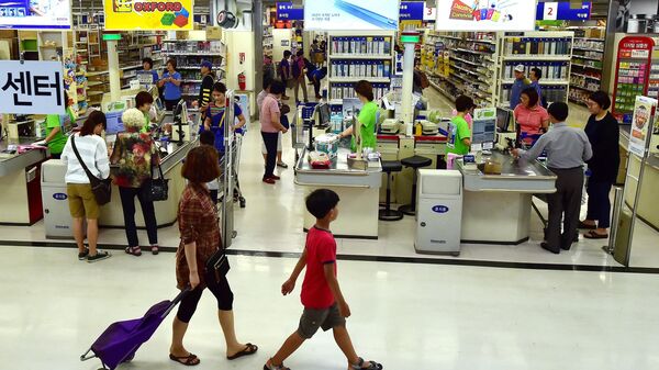 Customers buy goods at the Homeplus retail store, South Korea's number two supermarket chain, in Seoul, South Korea. - Sputnik International