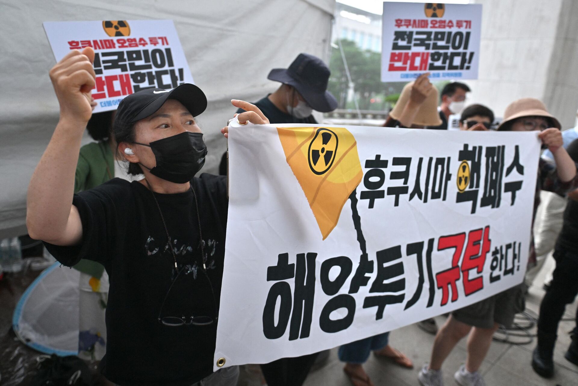 South Korean protesters hold placards reading We oppose the dumping of Fukushima contaminated water into the sea on July 9, 2023. - Sputnik International, 1920, 10.07.2023