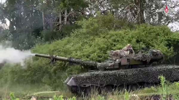 Russian T-80BV tank crew wipes out Ukrainian militant stronghold for adjusting fire - Sputnik International