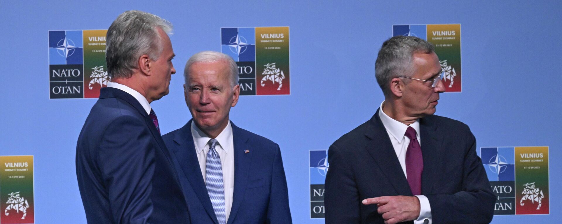 NATO Secretary General Jens Stoltenberg, right, and Lithuania's President Gitanas Nauseda welcome President Joe Biden at the NATO Summit in Vilnius, Lithuania on Tuesday, July 11, 2023. - Sputnik International, 1920, 13.07.2023