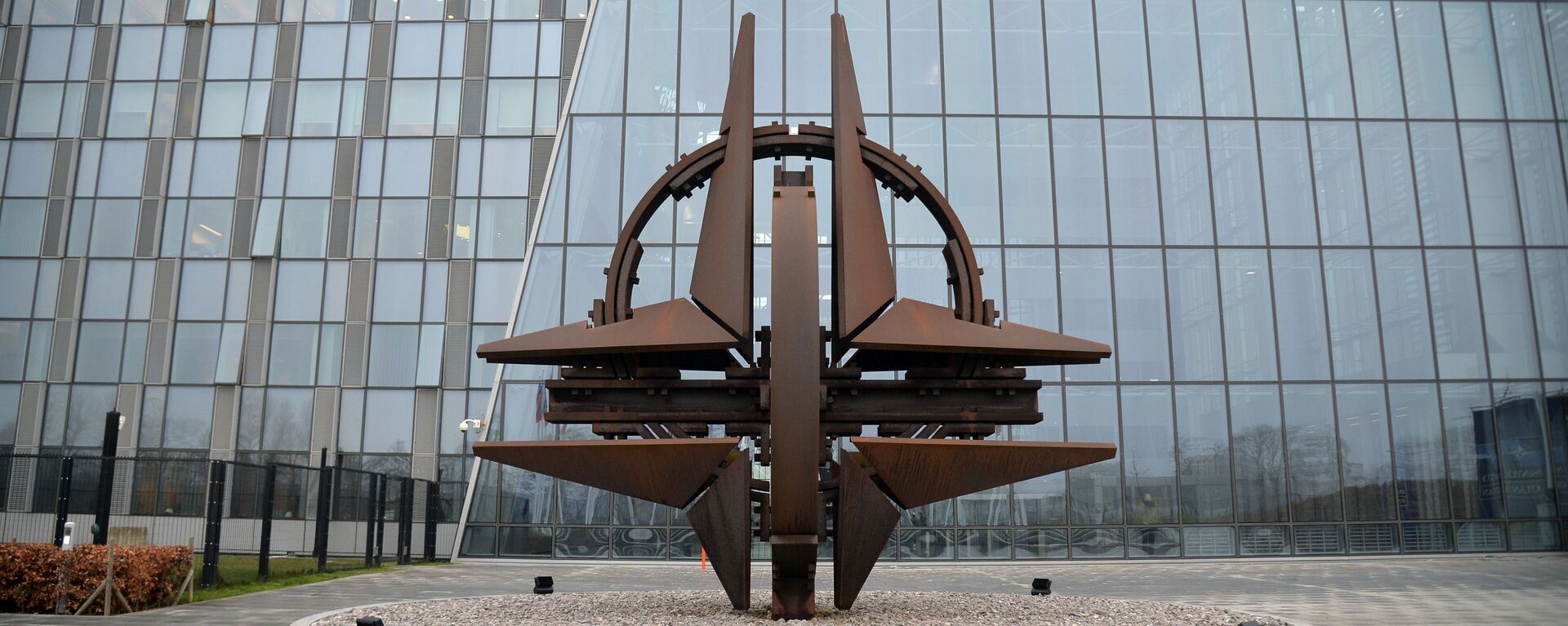 The NATO logo in front of the headquarters of the North Atlantic Treaty Organization in Brussels - Sputnik International, 1920, 25.12.2024